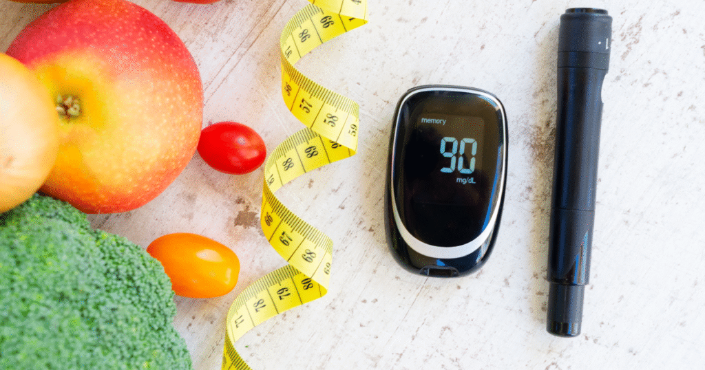 Glucómetro junto a frutas, verduras y una cinta métrica para ilustrar la prediabetes